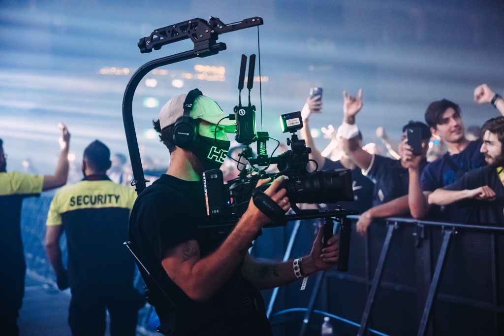 Navigating Interactions Among Media Personnel: Building Collaboration and Professionalism in Concert Photography and&nbsp;Video